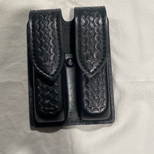 Black Safariland double magazine pouch for Glock 17,22